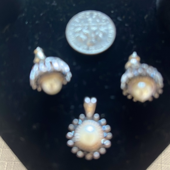 Pearl & Sapphire Blue Crystal Pendant & Earrings Set - Picture 5 of 8